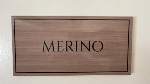 a wooden sign with the word memino on a wall at Queenstown Country Lodge in Queenstown