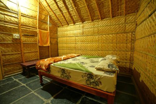 Krevet ili kreveti u jedinici u okviru objekta Murali Guesthouse Hampi