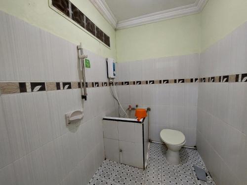 een badkamer met een toilet en een wastafel bij Grand Syariah Guest House Humanitas in Pematangsiantar