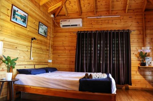 Tempat tidur dalam kamar di Green Chromide's Homestays