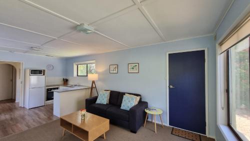 ein Wohnzimmer mit einem Sofa und einer Küche in der Unterkunft On The Banks in Bright