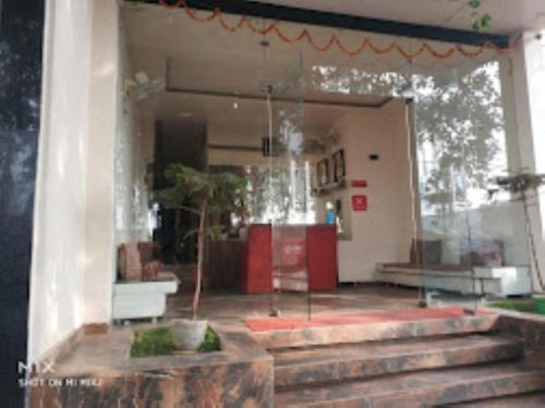 una entrada a un edificio con escaleras delante en Hotel Pandav,Pachmarhi, en Pachmarhī