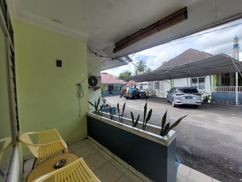 a balcony with a view of a parking lot at Grand Syariah Guest House Humanitas in Pematangsiantar