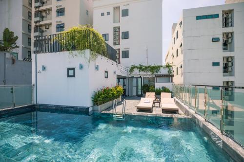 una piscina al costado de un edificio en The Dream Suite, en Da Nang