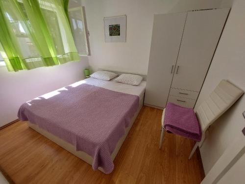 - une petite chambre avec un lit et une chaise dans l'établissement Holiday home Vlasta - near sea, à Primošten
