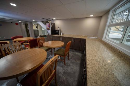 Restoran atau tempat lain untuk makan di Northern Lights Inn