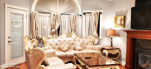 uma sala de estar com um sofá branco e uma lareira em Angel 3 em Victoria