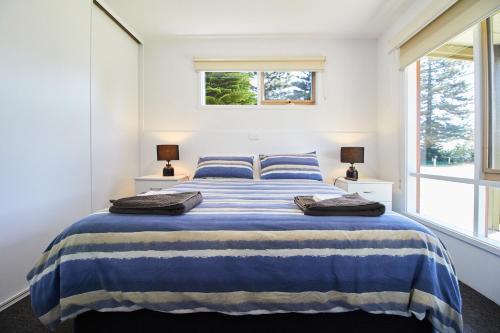 Un pat sau paturi într-o cameră la Surfside Holiday Park Warrnambool