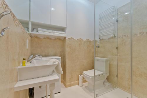 Imperial Apartments - Molo في سوبوت: حمام مع مرحاض ومغسلة ودش