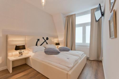 ソポトにあるImperial Apartments - Moloの窓付きの客室の白いベッド1台