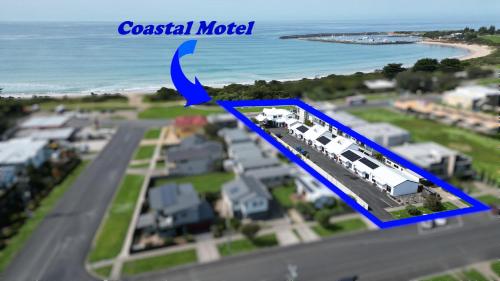 eine Luftansicht eines Wohnmobils neben dem Meer in der Unterkunft Coastal Motel in Apollo Bay