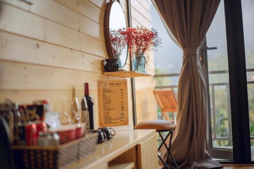 espejo y mesa en una habitación con ventana en Sapa the chill garden& villas, en Lào Cai