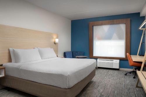 Holiday Inn Express & Suites Pittsburgh North Shore, an IHG Hotel Image