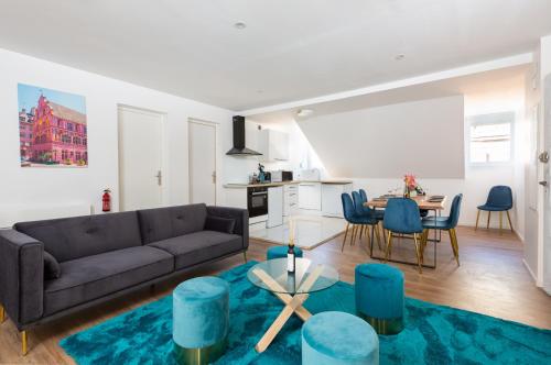 un salon avec un canapé et une table dans l'établissement La Maison de maître - centre historique - 3 rue henriette, à Mulhouse