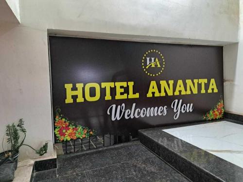 Una señal que lee Hotel Amarna le da la bienvenida en OYO Flagship Hotel Ananta, en Raipur