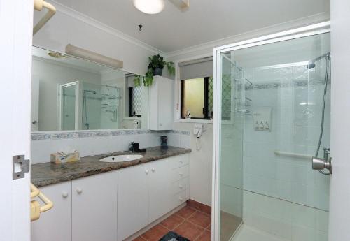 巴加拉的住宿－4 Jacques Court，一间带玻璃淋浴和水槽的浴室