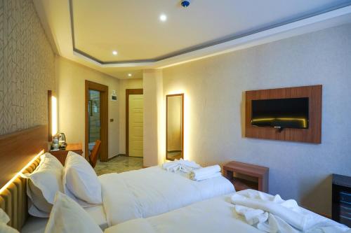 Ένα ή περισσότερα κρεβάτια σε δωμάτιο στο Ugurlu Hotel