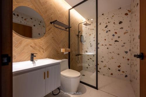 a bathroom with a toilet and a shower and a sink at Misu in Xiaoliuqiu