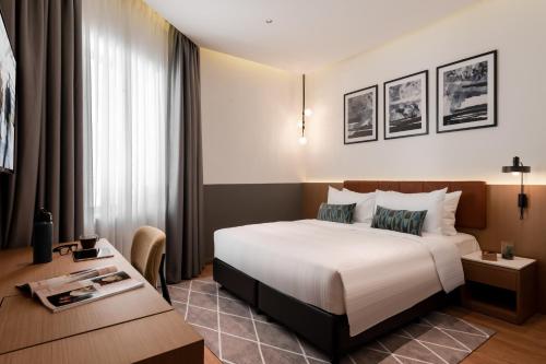 喬治市的住宿－Citadines Connect Georgetown Penang，配有一张床和一张书桌的酒店客房
