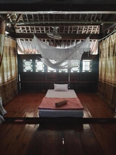 ein Schlafzimmer mit einem Bett in der Mitte eines Zimmers in der Unterkunft Vu Linh Homestay in Vũ Linh