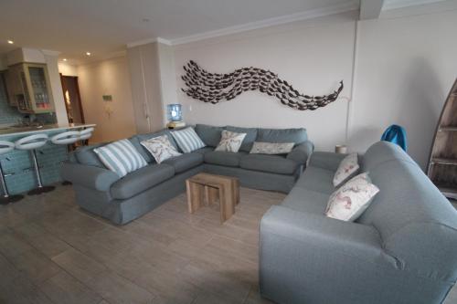 een woonkamer met twee banken en een tafel bij Vista Del Mar 1 in Saint Michaelʼson Sea