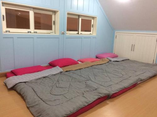 Postel nebo postele na pokoji v ubytování บ้านพักตากอากาศ Bonanza Khao Yai (Pinny)