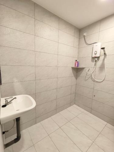 a bathroom with a sink and a shower at Wellson Home Ipoh14px 怡保中古风5间房民宿 in Ipoh