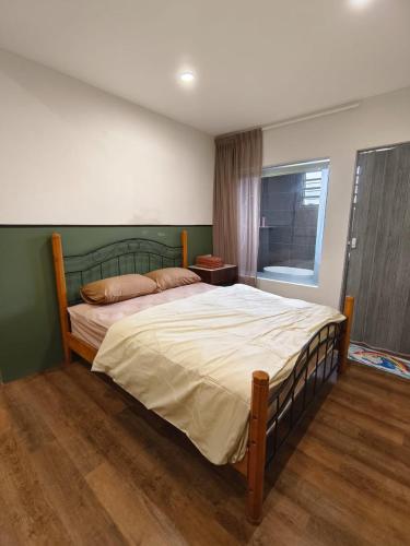 a bedroom with a large bed in a room at Wellson Home Ipoh14px 怡保中古风5间房民宿 in Ipoh