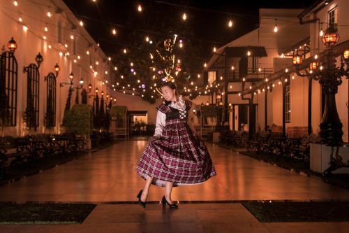 une femme en robe dansant sur une piste de danse dans l'établissement PETIT BOUTIQUE HOTEL SOLO, à Solo