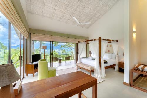 um quarto com um quarto com uma cama e uma varanda em Celestial Hills - Villas & Suites by The Clarks em Kandy