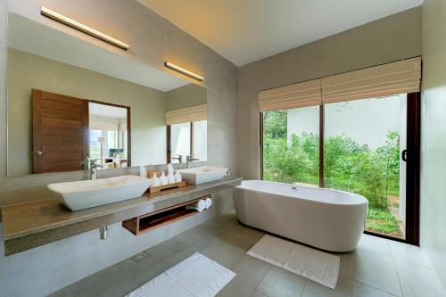 łazienka z 2 umywalkami i dużym oknem w obiekcie Celestial Hills - Villas & Suites by The Clarks w mieście Kandy