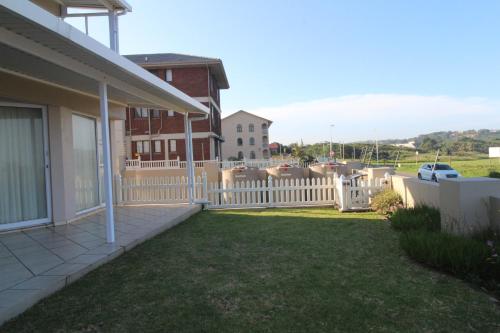 een hek voor een huis met een tuin bij Vista Del Mar 1 in Saint Michaelʼson Sea