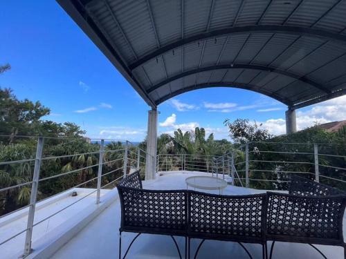 Μπαλκόνι ή βεράντα στο Villa forest and beach ONNA