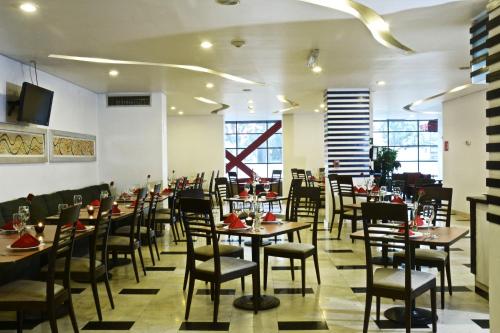 a dining room filled with tables and chairs at Hotel & Suites PF in Mexico City