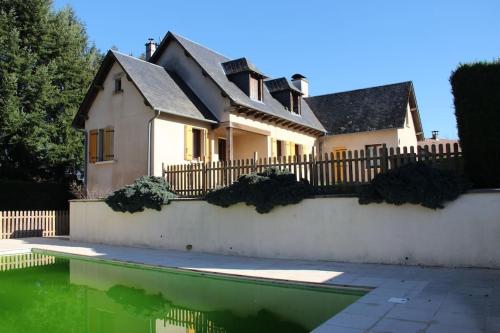 une maison avec une clôture et une piscine dans l'établissement Maison, à Saint-Priest-de-Gimel