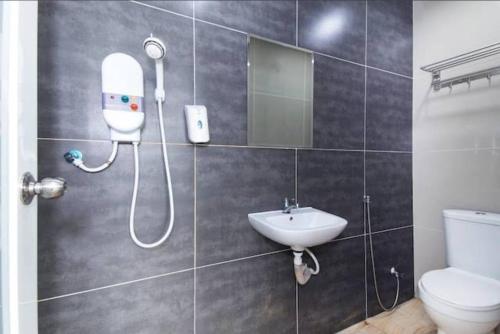 e bagno con doccia, servizi igienici e lavandino. di SAND HOTEL a Kuala Lumpur