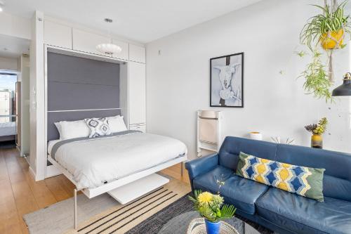 uma sala de estar com uma cama e um sofá em Iconic Downtown Living! 1bedroom, Gym, Rooftop Patio. em Victoria
