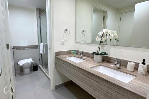 Koupelna v ubytování Oraya - Suburban Serenity at Spacious 4BR Villa in Maple 2
