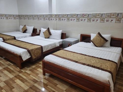 Giường trong phòng chung tại Sơn Tùng Motel