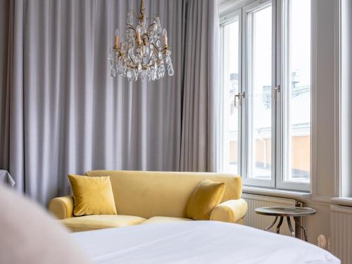 Una cama o camas en una habitación de Trosa Stadshotell & Spa