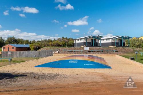 un parque de patinaje con una rampa en la tierra en Dongara Tourist Park en Port Denison