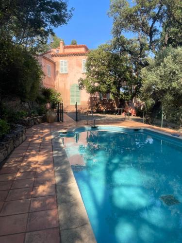 une piscine devant une maison dans l'établissement Villa la Malpagne, 400m2 les pieds dans l'eau, à Rayol-Canadel-sur-Mer