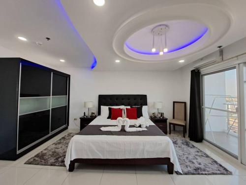 une chambre avec un grand lit avec un plafond bleu dans l'établissement VIP 2BR Penthouse-Kandi Palace 155sqm w/ Jacuzzi, à Ángeles