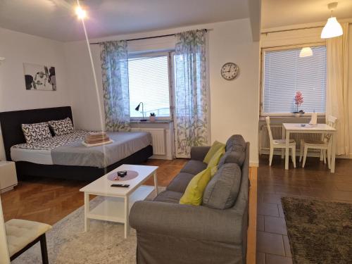 斯德哥爾摩的住宿－Mysigt lägenhet，客厅配有沙发和1张床