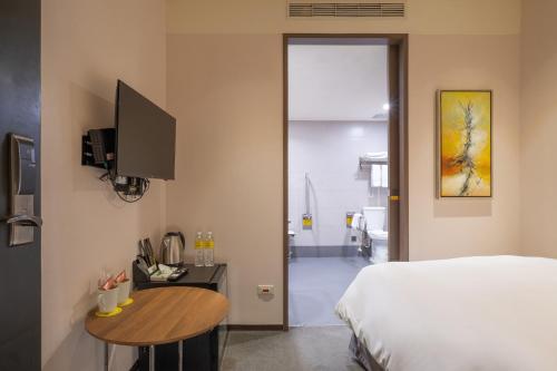 Ένα ή περισσότερα κρεβάτια σε δωμάτιο στο CHECK inn Taipei Xinyi