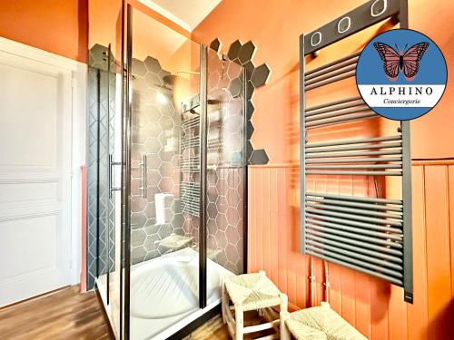 La salle de bains est pourvue d'une douche avec une porte en verre. dans l'établissement La Galerie, maison pour une escapade unique, à Limoges