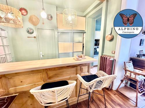 - une cuisine avec un comptoir et des chaises dans la chambre dans l'établissement La Galerie, maison pour une escapade unique, à Limoges