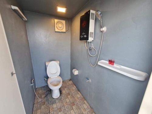 uma casa de banho com um chuveiro e um WC. em หลังสวน โฮมสเตย์ ดอยม่อนแจ่ม2 em Mon Jam