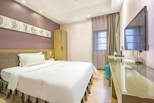 Ένα ή περισσότερα κρεβάτια σε δωμάτιο στο lnsail Hotel Shenzhen Luohu Port Railway Station