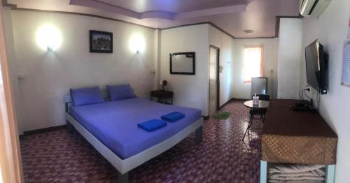 Llit o llits en una habitació de วังอินธารา รีสอร์ท (Wangintara Resort)